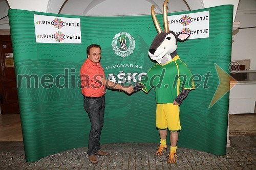 Franc Zdolšek, župan občine Laško in Zlatorog, maskota