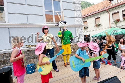 Damjana Golavšek, pevka in Zlatorog, maskota