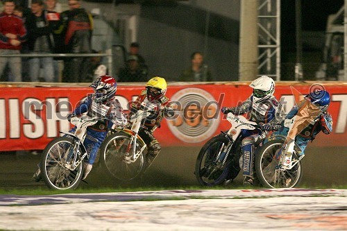 Nicki Pedersen (Danska), Leigh Adams (Avstralija), Matej Žagar (Slovenija) in Greg Hancock (ZDA)  v drugi polfinalni vožnji na VN Latvije