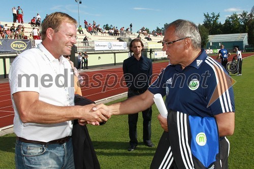 Marko Škriba, vodja znamke Volkswagen v Sloveniji in Felix Magath, trener kluba Wolfsburg