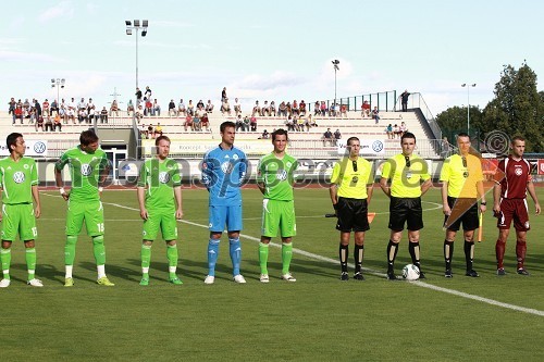 Makoto Hasebe, Mario Mandzukić, Patrick Ochs, Diego Benaglio, vratar, Marcel Schäfer, kapetan NK VfL Wolfsburg, ..., Darko Čeferin, sodnik, ... in Dejan Burgar, kapetan Triglava