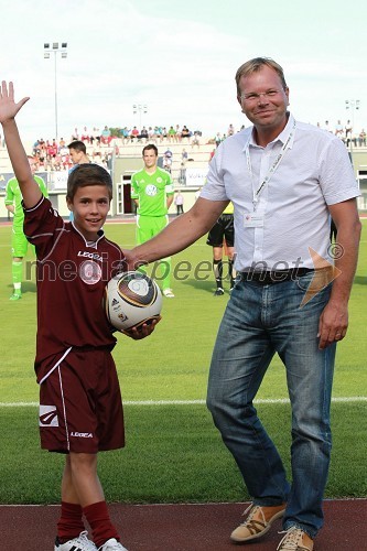 	Gašper Kunšek, finalist odaje SIT in Marko Škriba, vodja znamke Volkswagen v Sloveniji