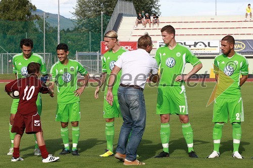 ..., Gašper Kunšek, finalist odaje SIT, Josué, VfL Wolfsburg ..., Marko Škriba, vodja znamke Volkswagen v Sloveniji, Alexander Madlung,VfL Wolfsburg, Patrick Ochs, VfL Wolfsburg