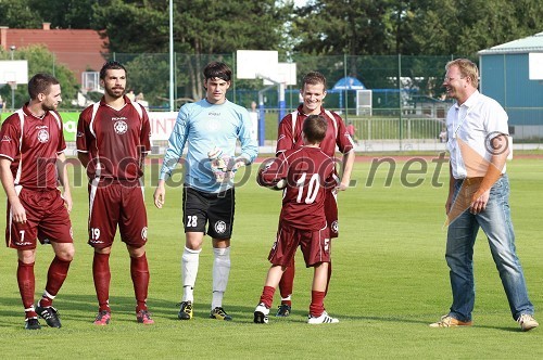 Dragan Ovčina, Triglav, Robert Najdenov, Triglav, Žan Pelko, vratar Triglav, Gašper Kunšek, finalist odaje SIT, ... in Marko Škriba, vodja znamke Volkswagen v Sloveniji