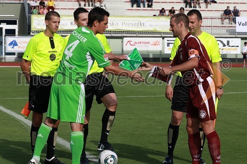 Marcel Schäfer, kaptan NK VfL Wolfsburg in Dejan Burgar, kapetan Triglava