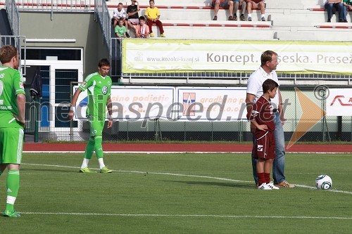 Mario Mandzukić, VfL Wolfsburg, Gašper Kunšek, finalist odaje SIT in Marko Škriba, vodja znamke Volkswagen v Sloveniji