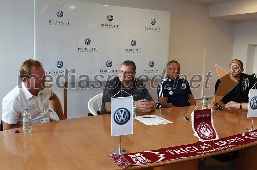 	Marko Škriba, vodja znamke Volkswagen v Sloveniji, ..., Felix Magath, trener kluba Wolfsburg in Siniša Brkič, trener Triglava