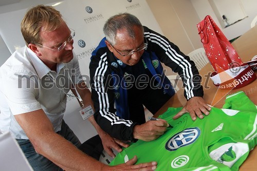 	Marko Škriba, vodja znamke Volkswagen v Sloveniji in Felix Magath, trener kluba Wolfsburg