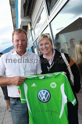 Marko Škriba, vodja znamke Volkswagen v Sloveniji in Sabrina Pečelin, vodja odnosov z javnostmi pri Porsche Slovenija