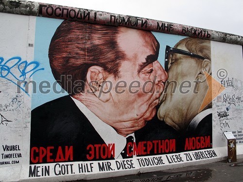 Berlinski zid, East Side Gallery - Slika znamenitega poljuba ruskega voditelja Leonida Brezhneva in Ericha Honeckerja, vodjo nekdanje DDR