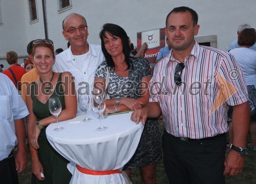 Tadeja Hanžekovič, Heinz Slesak, generalni direktor Porsche Slovenija d.o.o. in spremljevalka Silke Guggenbichler ter Peter Podlunšek, akrobatski pilot