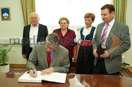 dr. Danilo Türk, predsednik Republike Slovenije in Kiraly Ludvik in Kiraly Marija (Muca), častni par bogračfesta, in Magdalena Rudaš, grofica bogračfesta, ter mag. Anton Balažek, župan občine Lendava