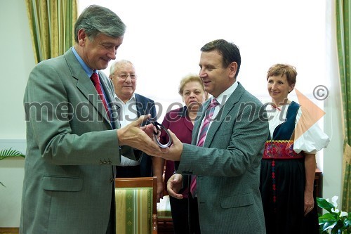 dr. Danilo Türk, predsednik Republike Slovenije in mag. Anton Balažek, župan občine Lendava, ter Kiraly Ludvik in Kiraly Marija (Muca), častni par bogračfesta, in Magdalena Rudaš, grofica bogračfesta