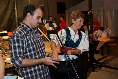 Sándor Kovács, povezovalec prireditve in radijski voditelj ter Magdalena Rudaš, grofica bogračfesta