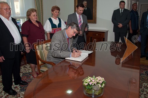 Dr. Danilo Türk, predsednik Republike Slovenije in Kiraly Ludvik in Kiraly Marija (Muca), častni par bogračfesta in Magdalena Rudaš, grofica bogračfesta, ter mag. Anton Balažek, župan Lendave in mag. Dejan Židan, minister za kmetijstvo, gozdarstvo in prehrano