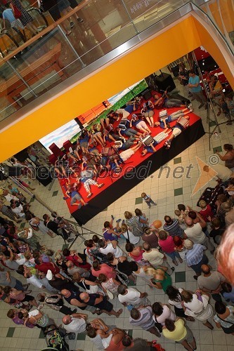 Harmonikarski orkester Pustotnik in obiskovalci