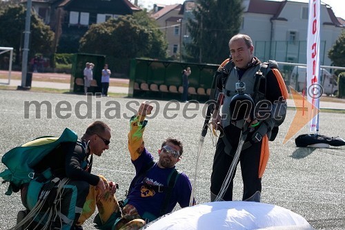 Matej Jerman, inštruktor padalstva, Bor Greiner, odgovorni urednik Radia City in Rado Lovrenčec, direktor marketinga Radia City