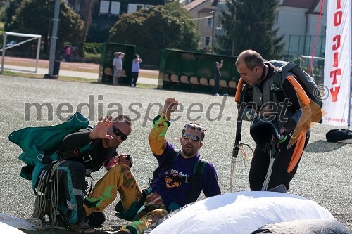 Matej Jerman, inštruktor padalstva, Bor Greiner, odgovorni urednik Radia City in Rado Lovrenčec, direktor marketinga Radia City