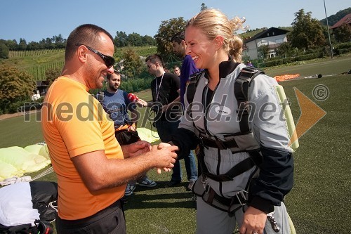 Matej Jerman, inštruktor padalstva in Eva Vilčnik, novinarka Radia City