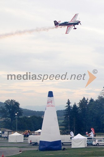 Peter Podlunšek, akrobatski pilot