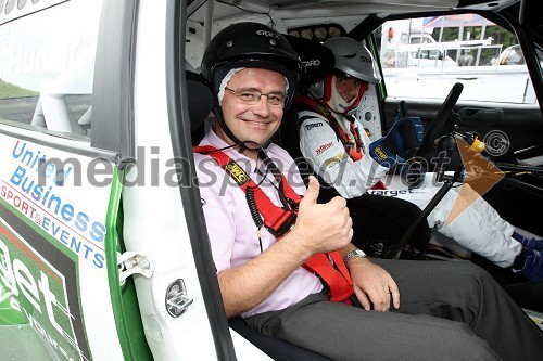 Petr Podlipny, direktor znamke Škoda pri Porsche Slovenija d.o.o. in Aleks Humar, voznik rallyja