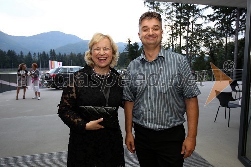 Sabrina Pečelin, vodja odnosov z javnostmi pri Porsche Slovenija d.o.o. in  Goran Novković, predsednik uprave in odgovorni urednik časnika Žurnal24