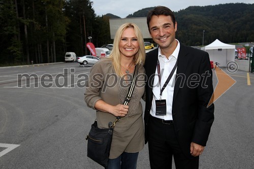 Nuša Derenda, pevka in Danilo Ferjančič, generalni direktor Porsche Slovenija d.o.o.