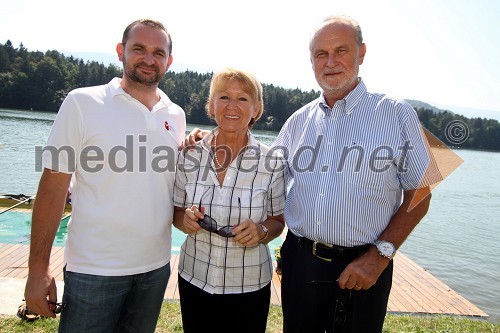 Dr. Igor Pšunder, član uprave pokojninske družbe Moja naložba, prof. dr. Mirko Pšunder, predsednik Upravnega odbora Univerze v Mariboru in soproga