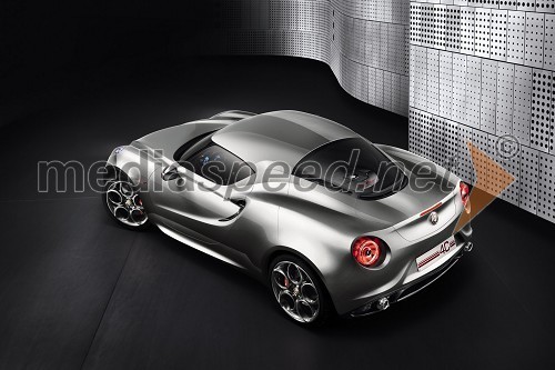 Alfa Romeo 4C koncept v metalni preobleki