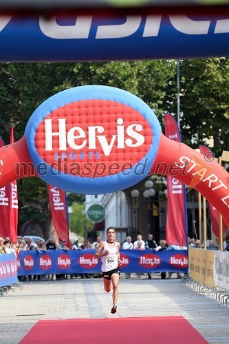 Vid Zevnik (944), zmagovalec tekaškega maratona na 10km Brezplačna fotografija na facebooku
