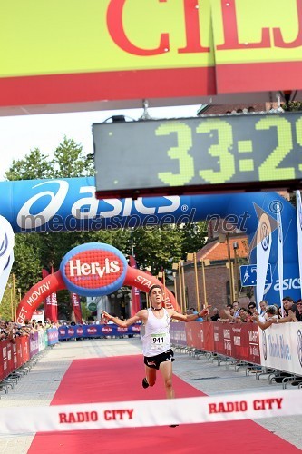 Vid Zevnik (944), zmagovalec tekaškega maratona na 10km Brezplačna fotografija na facebooku
