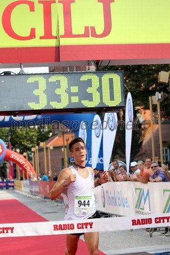 Vid Zevnik (944), zmagovalec tekaškega maratona na 10km Brezplačna fotografija na facebooku
