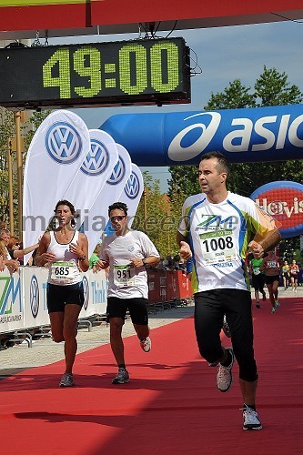 Simona Cerkovnik (685), Danilo Ferjančič, generalni direktor Porsche Slovenija d.o.o., Robert Bolko (1008) Brezplačna fotografija na facebooku