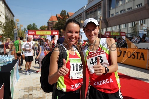 Mojca Grandovec (1060) in Daneja Grandovec (443), zmagovalka tekaškega maratona na 21km  Brezplačna fotografija na facebooku
