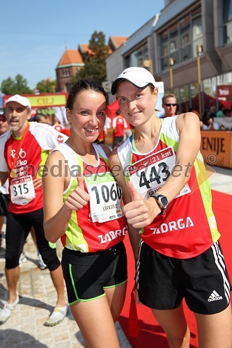 Mojca Grandovec (1060) in Daneja Grandovec (443), zmagovalka tekaškega maratona na 21km  Brezplačna fotografija na facebooku