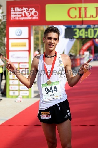 Vid Zevnik (944), zmagovalec tekaškega maratona na 10km Brezplačna fotografija na facebooku
