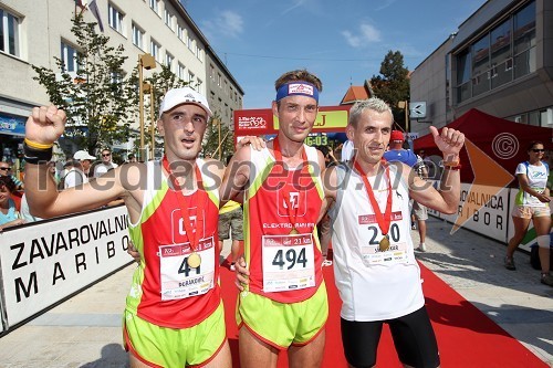 Arif Duraković (41), Mario Vračič (494), zmagovalec tekaškega maratona na 21km in Aljoša Smolnikar (230) Brezplačna fotografija na facebooku