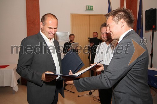 Prof. dr. Mario Lešnik, dekan Fakultete za kmetijstvo in biosistemske vede in Danijel Vuk, prorektor za študentske zadeve Univerze v Mariboru 
