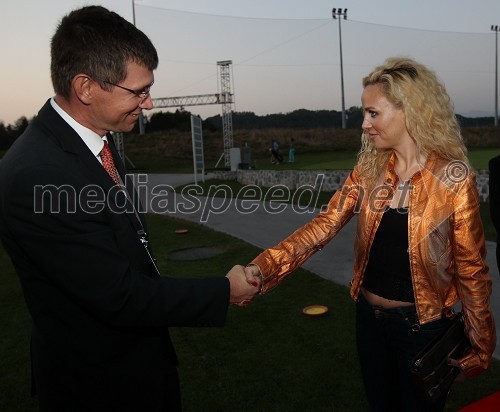 Martin Logar, direktor družbe Summit Avto in Erika Bernik