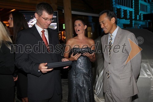 Martin Logar, direktor družbe Summit Avto, Bernarda Žarn, povezovalka prireditve in Nakagawa Hiroshi, izvršni direktor Summit Avta