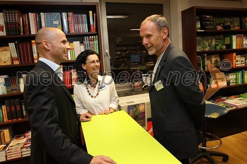 Andrej Bergant, direktor MK Trgovine, Darja Korelc, oddelek priročnikov knjigarne Konzorcij in Viki Grošelj, alpinist