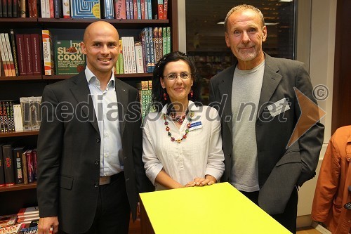 Andrej Bergant, direktor MK Trgovine, Darja Korelc, oddelek priročnikov knjigarne Konzorcij in Viki Grošelj, alpinist