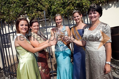 Tina Rajh, 2. Cerkvenjaška vinska kraljica, Aleksandra Kelemina, 2. Kogovska vinska kraljica, Andreja Plohl, vinska kraljica Radgonsko - Kapelskih goric, Lea Mlečnik, Vipavska vinska kraljica 2011 in Ksenja Arbeiter, mariborska vinska kraljica