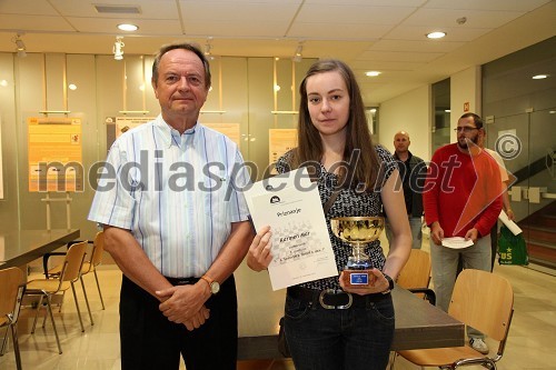 Prof. dr. Vojko Musil, mednarodni šahovski mojster in zmagovalka šahovskega turnirja v UKM Karmen Mar, mednarodna šahovska mojstrica