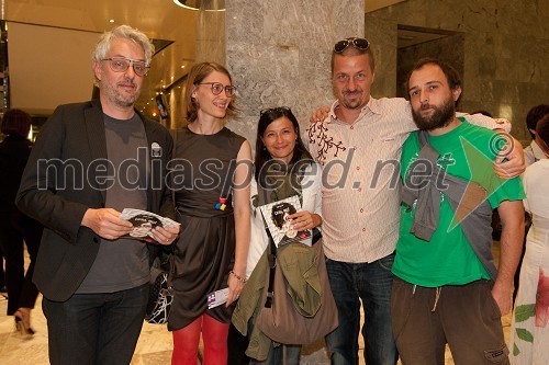 Damjan Ilič, Urška Brodar, dramaturginja, Anja Golec, Damir Leventič in Valterap, avtor glasbe