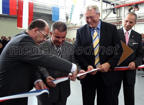 Podpis pogodbe med družbama TVM - Tovarna vozil Maribor in MAGNA STEYR