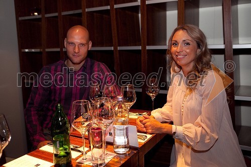 Primož Rošker, glasbenik in Tjaša Mikuž, M-vino