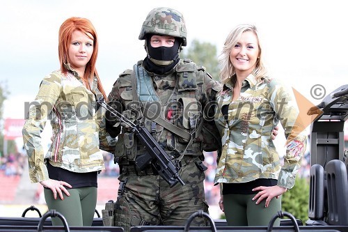 Štartna dekleta in vojak