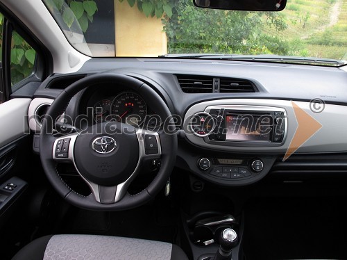 Toyota Yaris 2011, notranjost