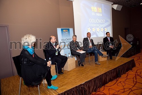 Dr. Sandra Bašić Hrvatin, Univerza na Primorskem, Darijan Košir, Urad Vlade RS za komuniciranje, mag. Nada Serajnik Sraka, Urad vlade RS za komuniciranje in povezovalka okrogle mize, Vital Verlič, izvršni kreativni direktor agencije Futura ter Iztok Verdnik, DURS Brezplačna fotografija na facebooku
